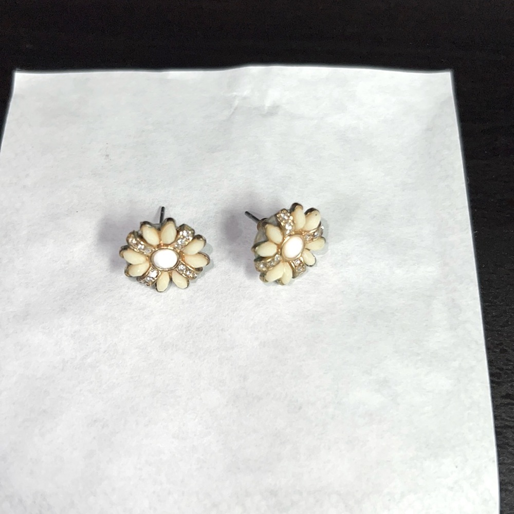 Cream flower stud earrings